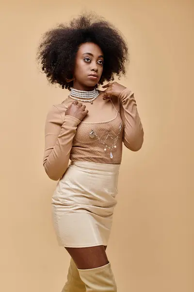 Trendy Afrikansk Amerikansk Kvinne Med Krøllete Hår Poserer Stilig Pastell – stockfoto