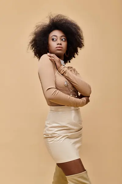 ベージュの背景にパステル桃の服を着たカーリー髪の若いアフリカ系アメリカ人の少女 — ストック写真