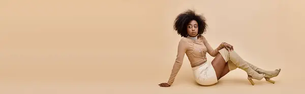 Afrikanisch Amerikanisches Mädchen Trendigen Outfit Und Schenkelhohen Stiefeln Lehnt Sich — Stockfoto