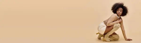 Баннер Африканской Американской Модели Стильной Пастельной Одежде Ботинках Высотой Бедро — стоковое фото