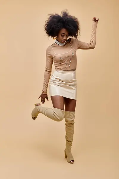 Modello Afroamericano Abito Alla Moda Stivali Alti Piedi Una Gamba — Foto Stock