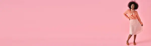 Элегантная Африканская Американка Персиковой Блузке Юбке Миди Позирующая Розовом Фоне — стоковое фото