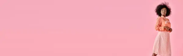 Баннер Африканская Американка Персиковой Блузке Юбке Шейном Шарфе Позируя Пастельно — стоковое фото