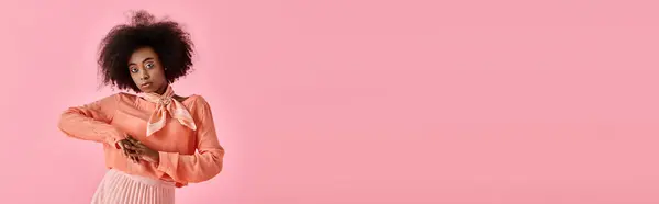 Hübsche Afroamerikanerin Pfirsichbluse Midirock Und Halstuch Posiert Auf Rosa Banner — Stockfoto