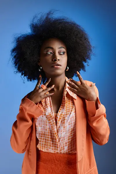 卷曲的非洲裔美国女人 身穿水蜜桃绒毛衣服 身穿夹克 呈深蓝色背景 — 图库照片
