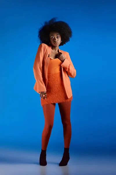 Lockige Afroamerikanerin Strukturellem Kleid Und Blazer Posiert Auf High Heels — Stockfoto