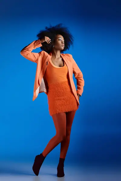 Jeune Modèle Afro Américain Bouclé Robe Texturée Blazer Posant Avec — Photo