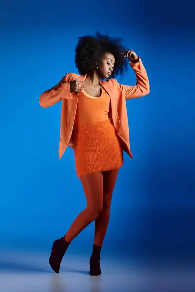 Krøllete Ung Afrikansk Amerikansk Kvinne Strukturert Kjole Blazer Poserer Med – stockfoto