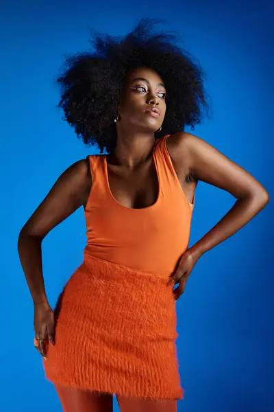 Lockige Afrikanisch Amerikanische Frau Strukturiertem Kleid Posiert Mit Der Hand — Stockfoto