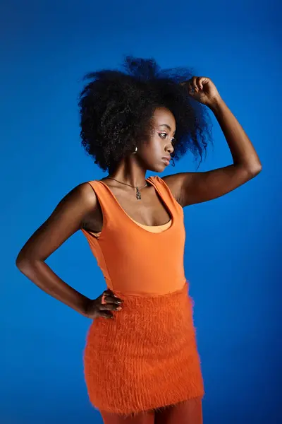 Кудрявая Африканская Американка Текстурированном Платье Позирует Рукой Бедре Ярком Голубом — стоковое фото