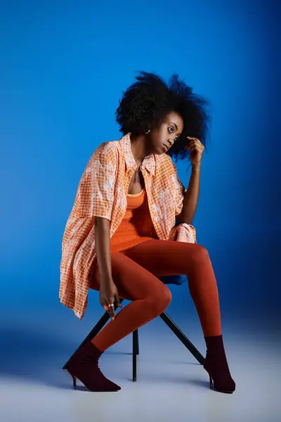 Femme Afro Américaine Bouclée Robe Texturée Chemise Posant Sur Chaise — Photo