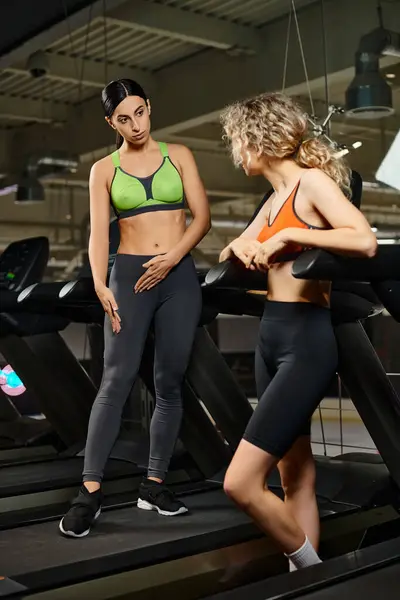 Pelatih Wanita Yang Tampan Dan Klien Pirang Berolahraga Olahraga Treadmill — Stok Foto