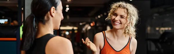 Aantrekkelijk Blond Vrouw Sportwear Kijken Naar Haar Vrolijke Atletische Vrouwelijke — Stockfoto
