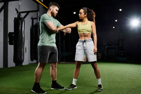 Male Trainer Demonstrates Self Defense Techniques Woman Gym Setting — Stock Photo, Image