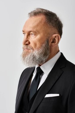 Orta yaşlı bir damat düğün gününde takım elbise ve kravatla sonsuz bir zarafet sergiler..