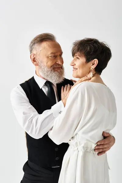 Una Sposa Uno Sposo Mezza Età Abiti Sposa Abbracciano Celebrando — Foto Stock