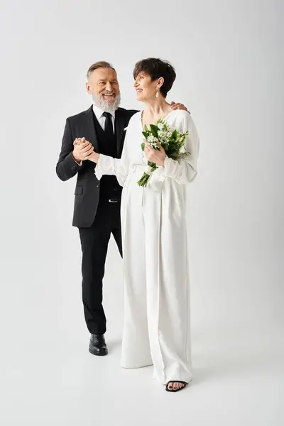 中年の花嫁と結婚式の服装の新郎は スタジオの設定で特別な日を祝います — ストック写真
