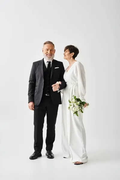 Medelålders Brud Och Brudgum Bröllopskläder Firar Sin Speciella Dag Studio — Stockfoto
