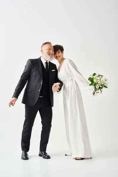 Gli Sposi Mezza Età Vestiti Con Abiti Sposa Posano Uno — Foto Stock