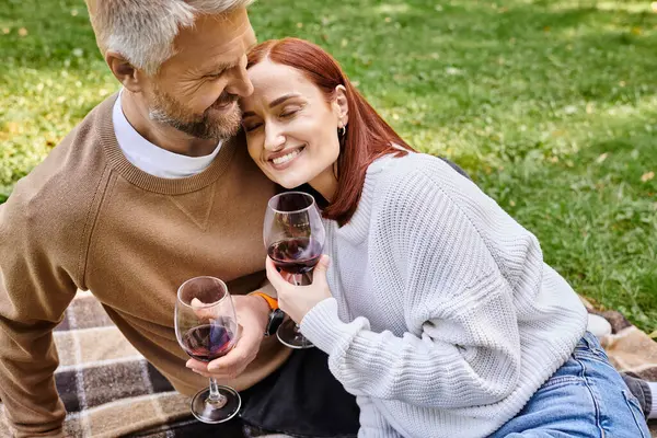 Hombre Una Mujer Disfrutando Del Vino Una Manta Parque — Foto de Stock