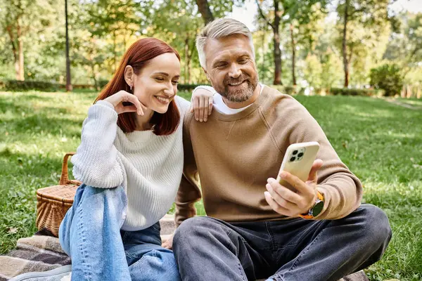 Man Woman Sit Together Blanket Peaceful Park Setting — Stock Photo, Image