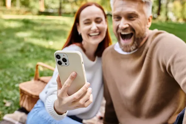 Muž Zachytí Radostný Okamžik Když Vezme Selfie Ženou Bujném Parku — Stock fotografie