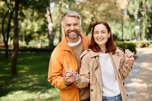 Couple Dressed Casually Strolling Serene Park — Stock Photo, Image