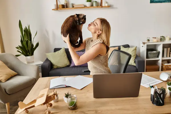 Kvinna Med Kort Hår Håller Sin Katt Nära Ansiktet När — Stockfoto