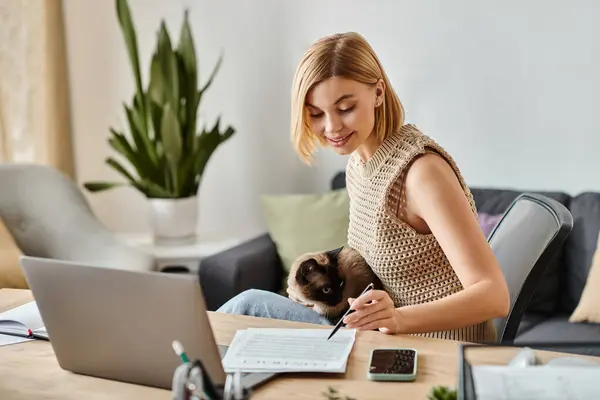 Stylish Woman Short Hair Uses Laptop Table Her Cat Her — Stock Photo, Image