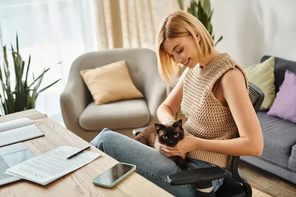 Stylish Woman Relaxes Chair Affectionately Cradling Her Cat Her Arms — Stock Photo, Image