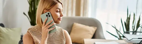 Een Vrouw Met Kort Haar Chatten Een Mobiele Telefoon Terwijl — Stockfoto