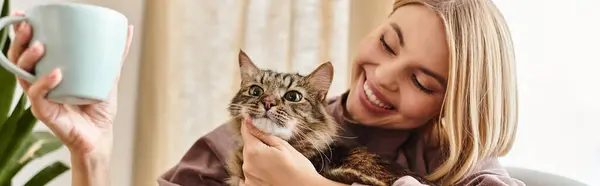 Žena Krátkými Vlasy Usmívající Když Drží Náručí Kočku Ukazující Mezi — Stock fotografie