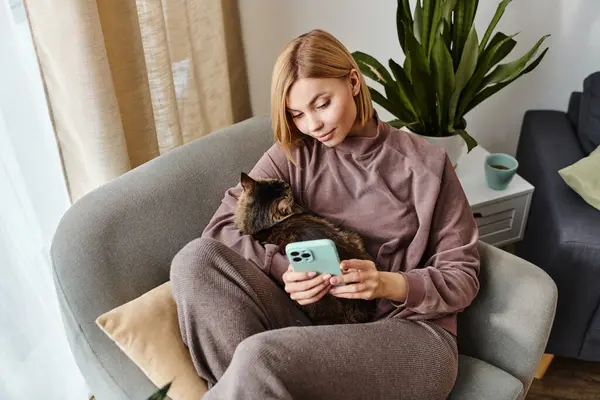 Una Donna Con Capelli Corti Rilassa Una Sedia Suo Gatto — Foto Stock