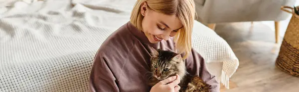 Uma Mulher Atraente Com Cabelo Curto Senta Confortavelmente Embalando Gato — Fotografia de Stock