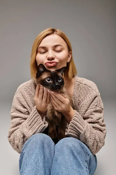 Captivating Woman Short Hair Sits Floor Lovingly Holding Cat Cozy — Stock Photo, Image