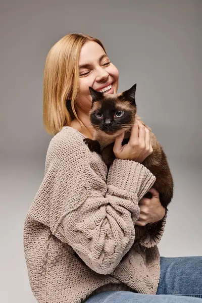 Una Mujer Con Pelo Corto Sienta Suelo Suavemente Sosteniendo Gato — Foto de Stock