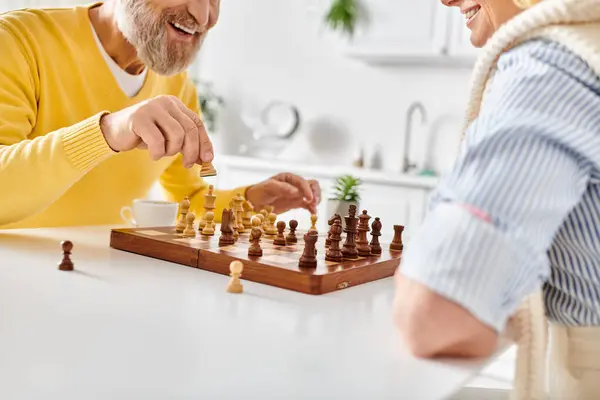 チェスの戦略的な戦いに従事する男女 居心地の良いホームセッティングで次の動きを考える — ストック写真