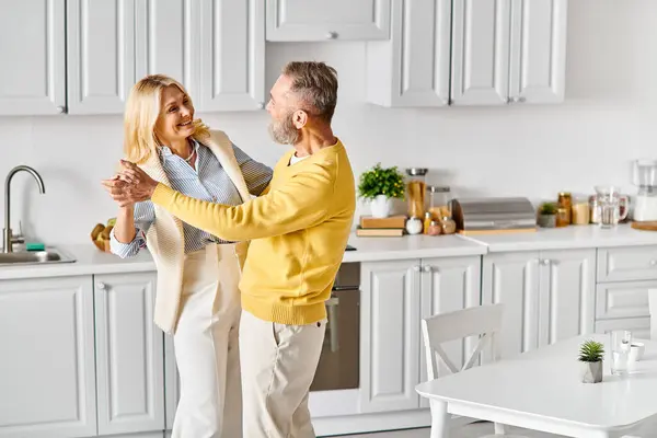 Een Volwassen Liefdevol Paar Gezellige Huiskledij Dans Sierlijk Hun Keuken — Stockfoto