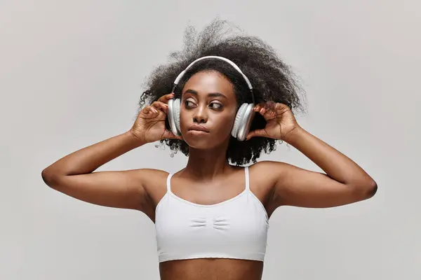 Young African American Woman Curly Hair Listens Music Headphones — Stock Photo, Image