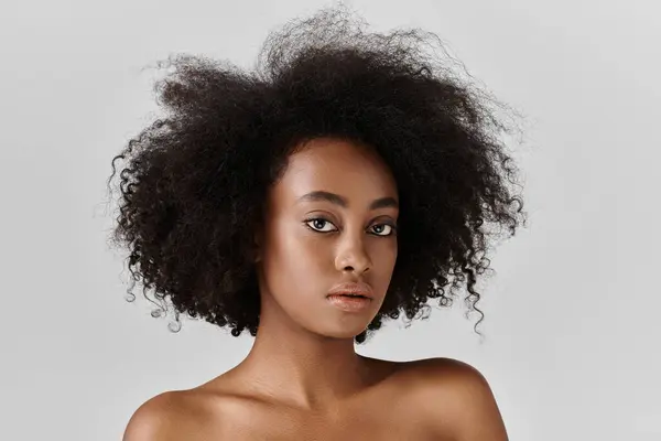 Young African American Woman Curly Hair Strikes Stylish Pose Studio — Stock Photo, Image