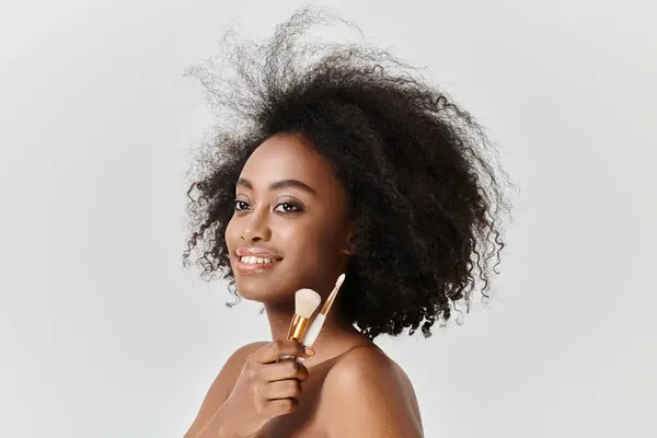 Confident Young African American Woman Curly Hair Holding Makeup Brushes — Stock Photo, Image