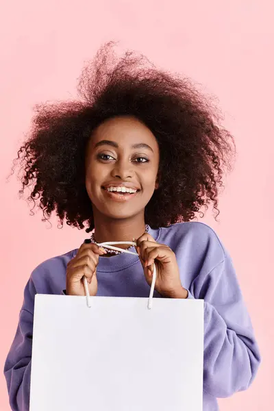 Beautiful Young African American Woman Curly Hair Happily Holds Shopping — Foto Stock