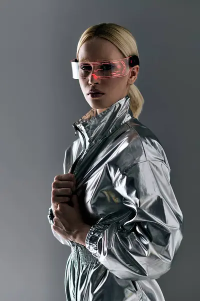 Aantrekkelijk Blond Vrouw Met Futuristische Bril Zilver Outfit Zoek Naar — Stockfoto