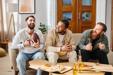 Farklı ırklardan üç yakışıklı, neşeli adam bir kanepede oturur, sıradan bir evde pizza ve biranın tadını çıkarırlar..