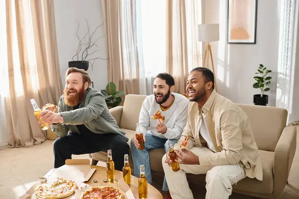 Drie Vrolijke Interraciale Mannen Hebben Een Geweldige Tijd Samen Een — Stockfoto