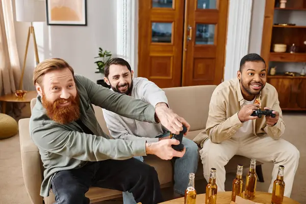 Zwei Spielfreudige Männer Wetteifern Auf Einer Couch Gemütlicher Umgebung Freundschaft — Stockfoto