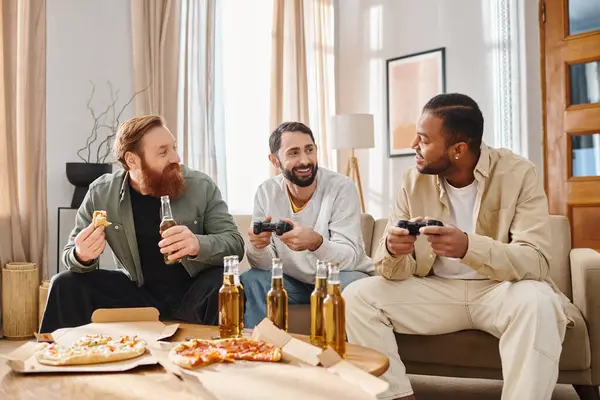 三个穿着休闲装 不同种族的男人在家里玩电子游戏 — 图库照片