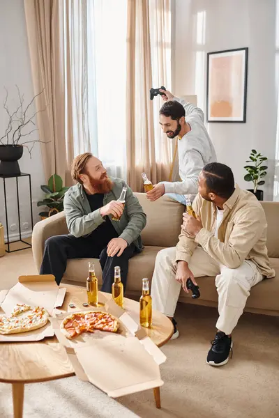 Drei Fröhliche Gut Aussehende Männer Unterschiedlicher Rassen Genießen Entspannter Häuslicher — Stockfoto
