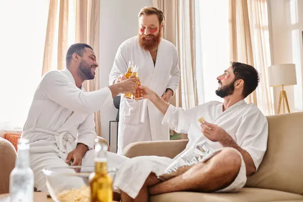 Drie Verschillende Mannen Badjassen Lachen Kletsen Een Gezellige Woonkamer — Stockfoto