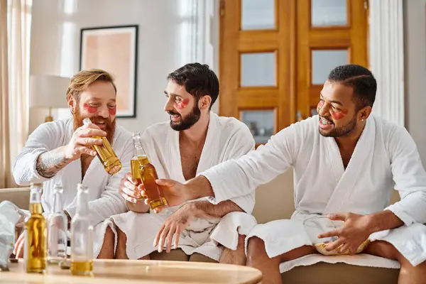Diverse Mannen Badjassen Zitten Een Bank Lachen Genieten Van Drankjes — Stockfoto